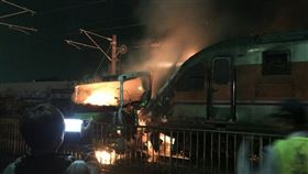 台鐵自強號撞貨櫃車－圖取自PTT