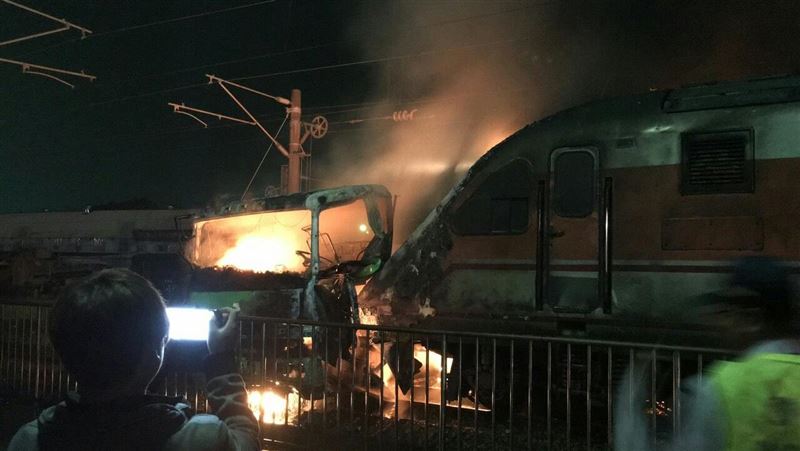 車卡鐵軌釀火車追撞　二審逆轉獲無罪