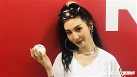 ▲孫尤安為樂天桃猿火辣開球。（圖／記者黃泓哲攝影）