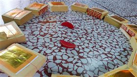 宜蘭東嶽廟擲出立筊　遇地震未倒宜蘭市東嶽廟13日有名女信眾擲出立筊，經過14日凌晨地震，立筊依舊完好，廟方已用金紙將筊杯圍著供信眾欣賞，直到筊杯倒下。（東嶽廟主委林添福提供）中央社記者王朝鈺傳真　109年6月14日