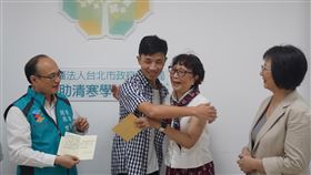 建中生蘇以恩考取台大資工　擁抱認助人台北市政府教育局認助清寒學生基金會舉辦「受認助學生考取優質學校感恩茶會」，考取台灣大學資訊工程學系的建中學生蘇以恩（左2）與擔任認助人的基金會董事邱淑治（右2）擁抱致意。中央社記者徐肇昌攝　109年6月14日