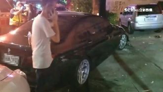 路燈沒亮看不清楚　女駕駛自撞分隔島