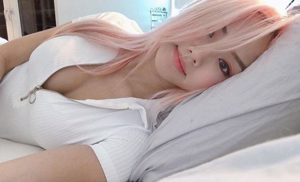 混血辣妹上衣沒扣　渾圓雙峰包不住