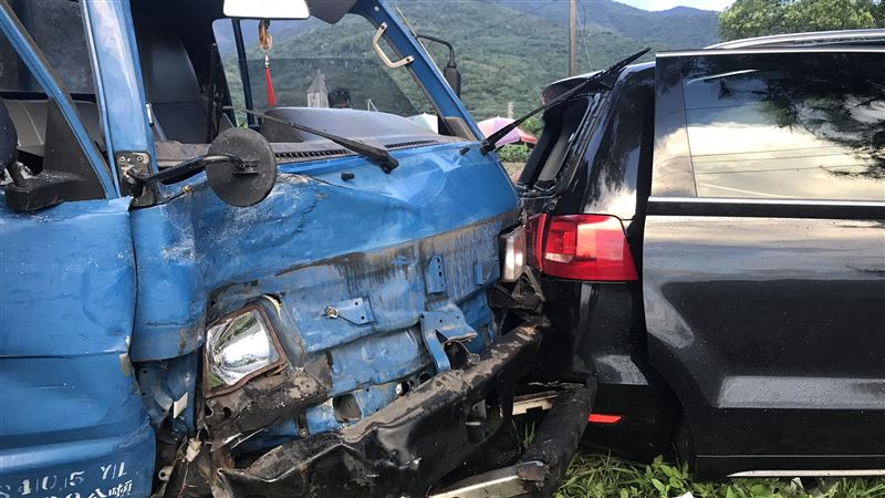 婦見車禍上前幫忙　遭電桿砸頭昏迷中