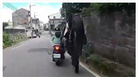 男打左轉卻靠右　重機急煞空翻壓車底(圖/翻攝自台灣新聞記者聯盟資訊平台)