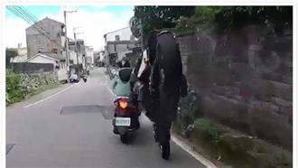 男打左轉卻靠右　重機急煞空翻壓車底