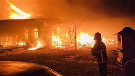 靈修會遭大火燒毀  5人及時逃出苗栗縣苑裡鎮苗140縣道旁的一間靈修會15日凌晨突然起火燃燒，消防隊員第一時間趕往現場，拉出水線阻止火舌蔓延，屋內5人都已經順利逃出，無人傷亡。（苗栗消防局提供）中央社記者管瑞平傳真  109年6月15日