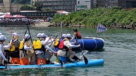 響應防疫新生活　海大龍舟賽標旗改戴口罩標語國立台灣海洋大學14日舉辦「防疫龍舟賽」，邀請4校8隊參賽，活動還特別設計寫有戴口罩、梅花座等標語的標旗，響應防疫新生活運動。（國立台灣海洋大學提供）中央社記者王朝鈺傳真　109年6月14日