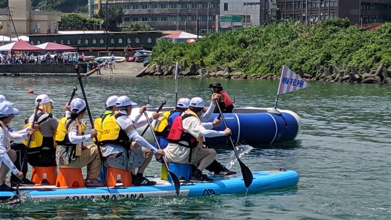 防疫新生活　海大大龍舟賽標旗改標語