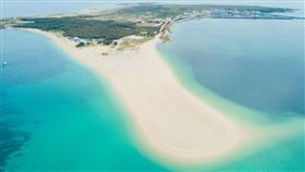 澎湖是台灣最受歡迎的離島，其中吉貝沙尾綿延的貝殼白砂，濃濃的海島度假風情。（圖／雄獅提供）