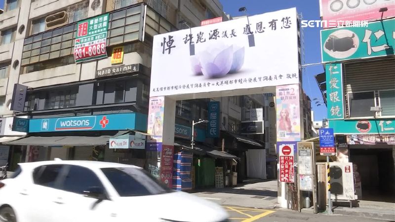 商圈悼許崑源大看板　攤商民眾站兩派