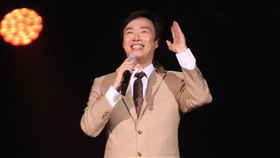費玉清「2019告別演唱會」巡演噴淚最終回，小哥數度哽咽謝粉絲依依不捨，今後不再拿麥克風了。（記者邱榮吉/攝影）