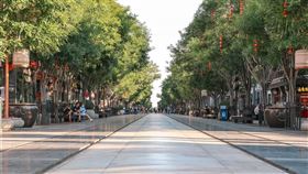 北京截至15日新增79例本土確診病例，且出現跨省傳播。圖為北京前門大街遊客稀少。（圖／中新社提供）
