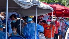 ▲北京衛生單位針對市場週邊居民擴大篩檢。（圖／翻攝自微博）