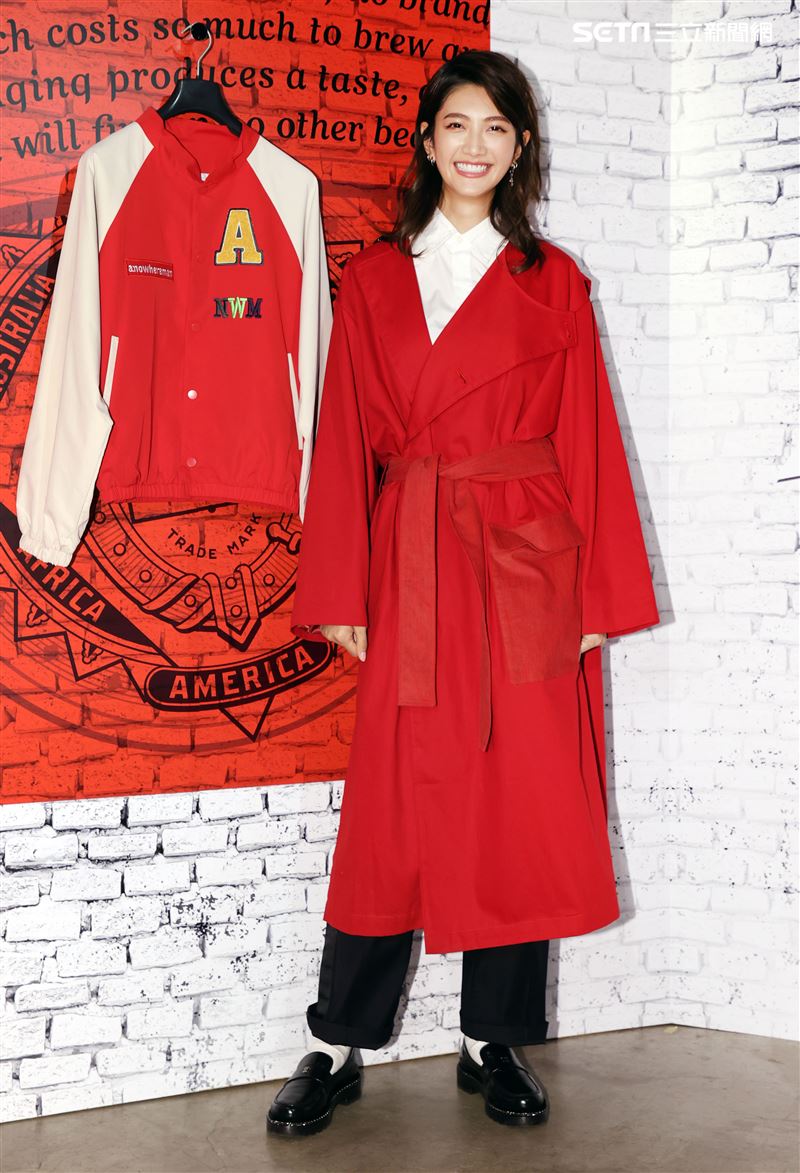 超模吳宜樺展演全新聯名時尚潮品。（記者邱榮吉/攝影）（喝酒不開車）