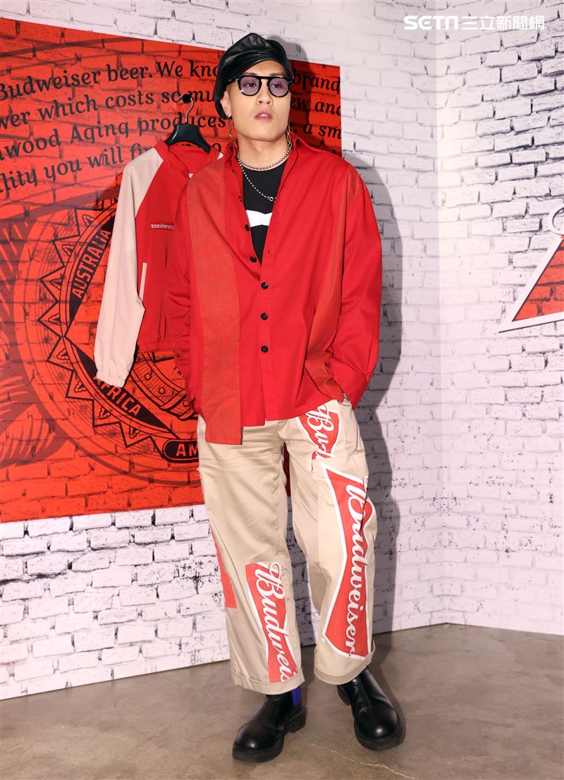 模特兒黃宣展演全新聯名時尚潮品。（記者邱榮吉/攝影）（喝酒不開車）