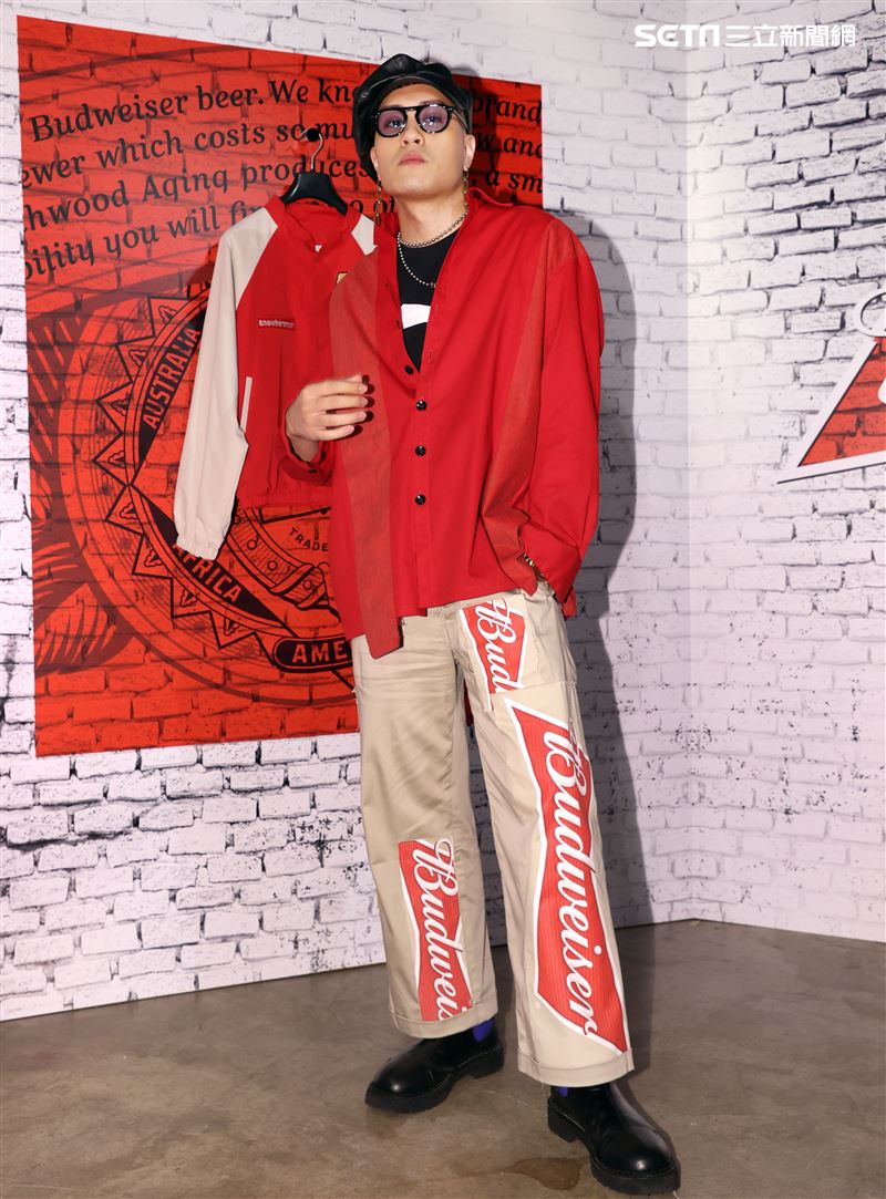 模特兒黃宣展演全新聯名時尚潮品。（記者邱榮吉/攝影）（喝酒不開車）