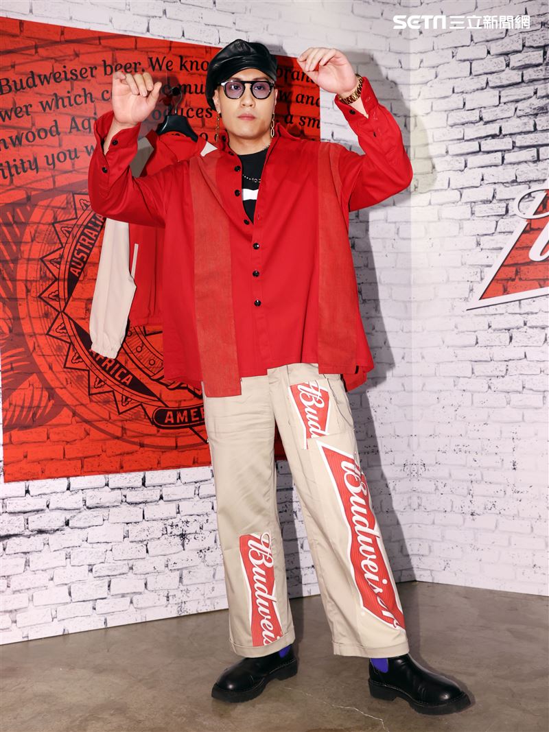 模特兒黃宣展演全新聯名時尚潮品。（記者邱榮吉/攝影）（喝酒不開車）