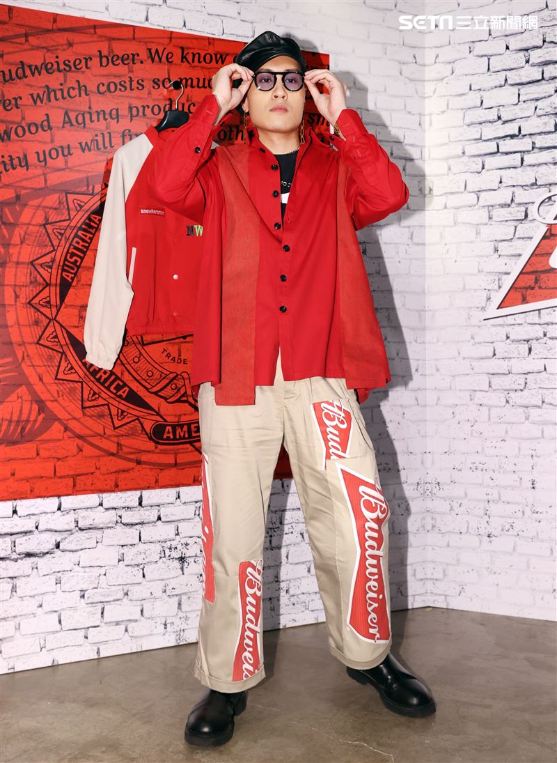 模特兒黃宣展演全新聯名時尚潮品。（記者邱榮吉/攝影）（喝酒不開車）