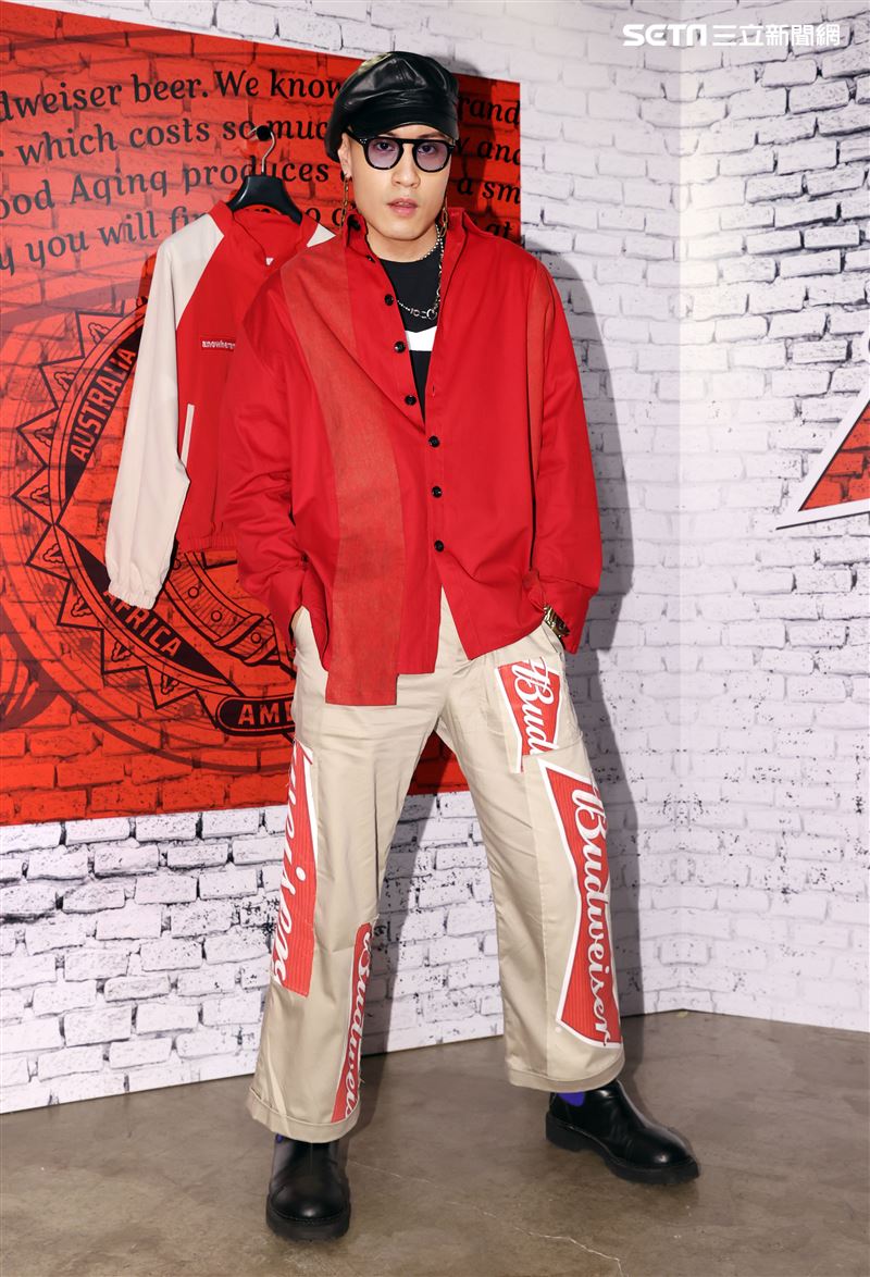 模特兒黃宣展演全新聯名時尚潮品。（記者邱榮吉/攝影）（喝酒不開車）