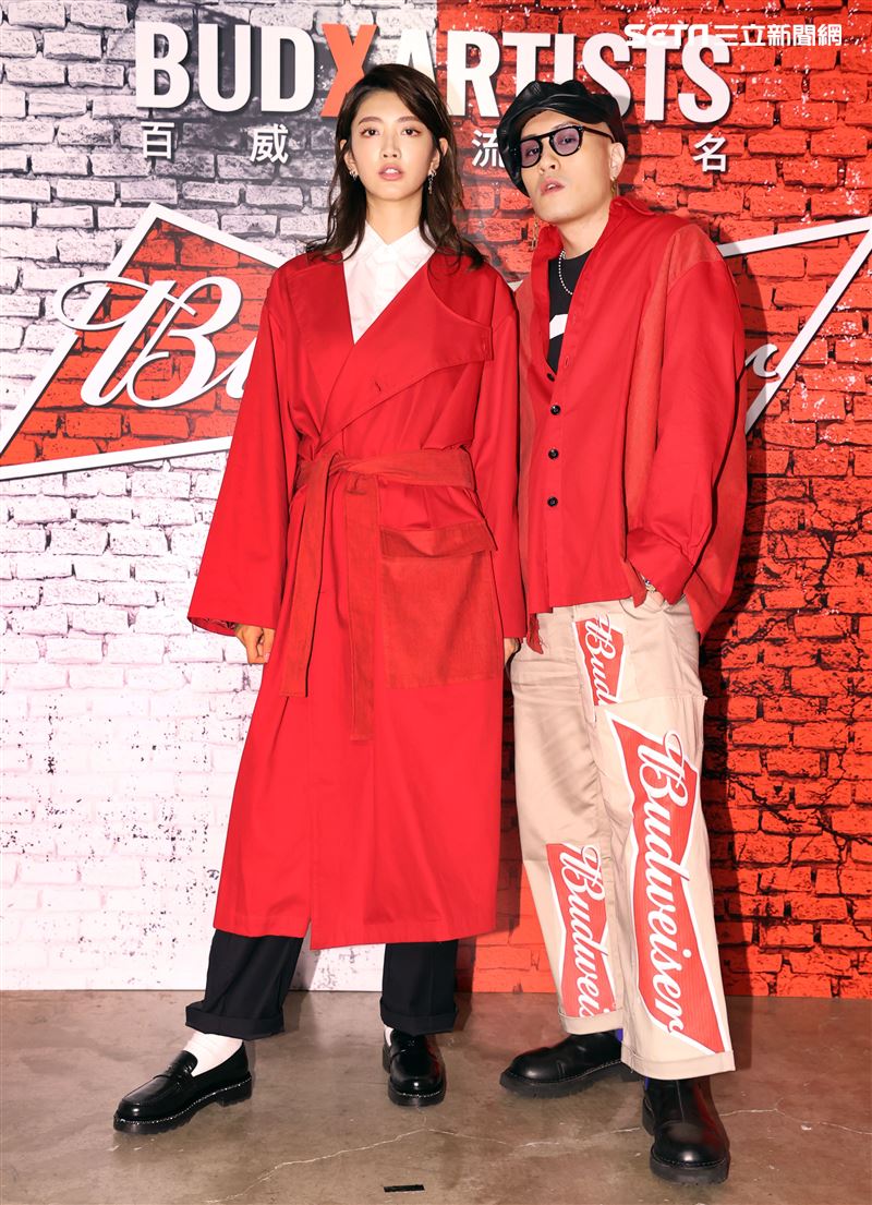 超模吳宜樺、黃宣展演全新聯名時尚潮品。（記者邱榮吉/攝影）（喝酒不開車）