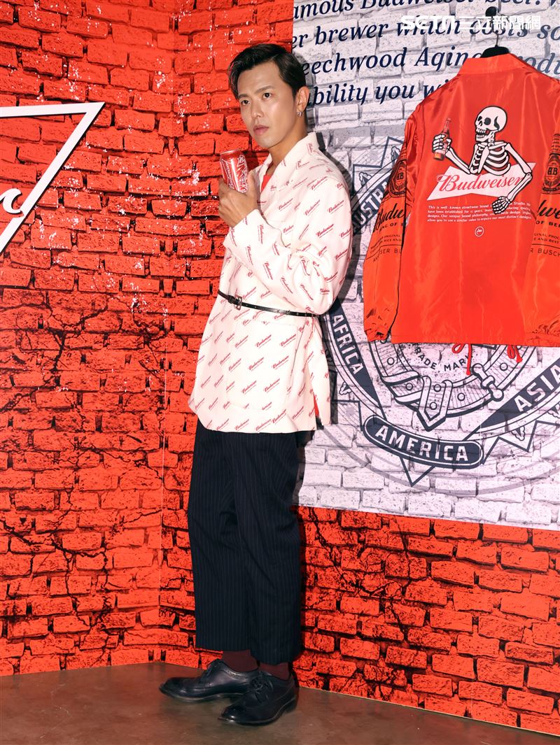 小鬼黃鴻升出席百威啤酒重磅聯名潮品全系列。（記者邱榮吉/攝影）（喝酒不開車） 