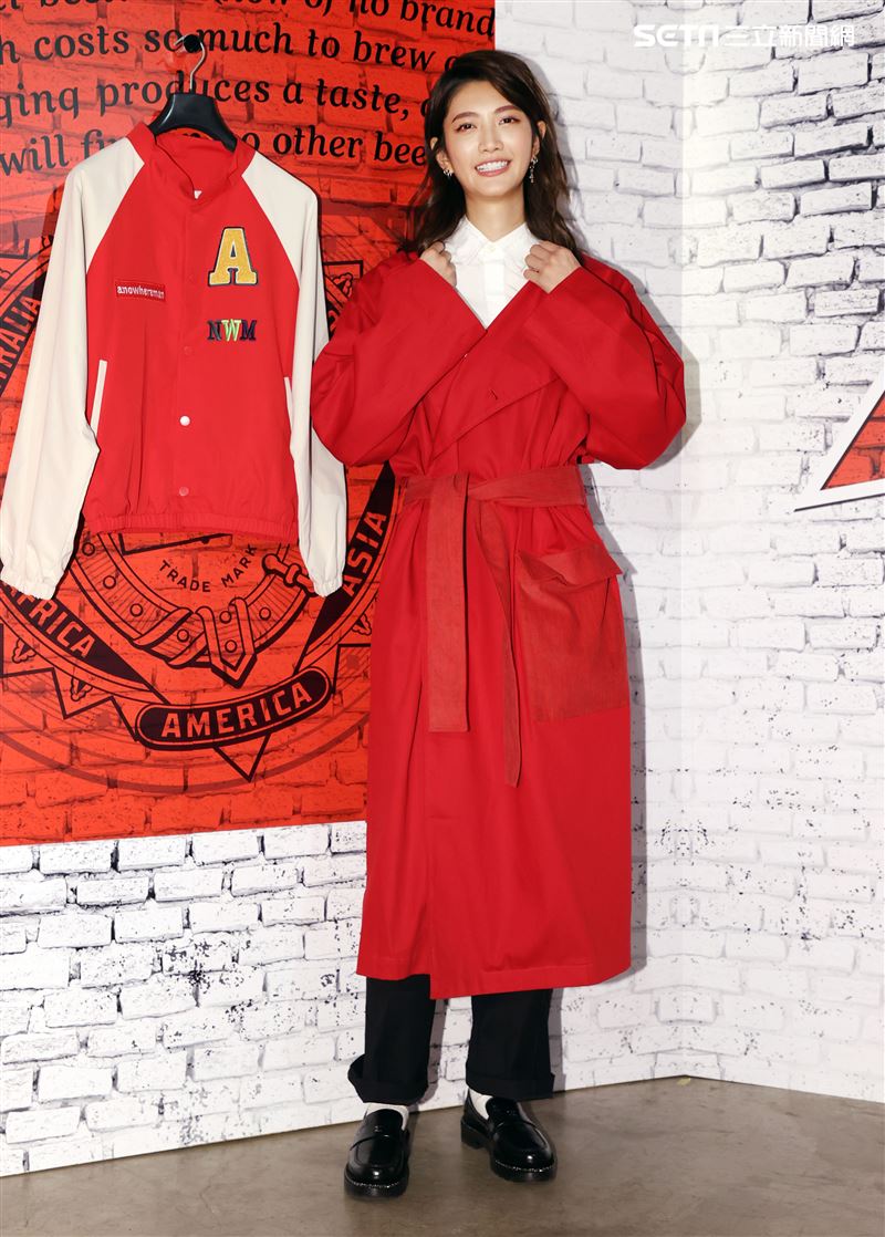 超模吳宜樺展演全新聯名時尚潮品。（記者邱榮吉/攝影）（喝酒不開車）