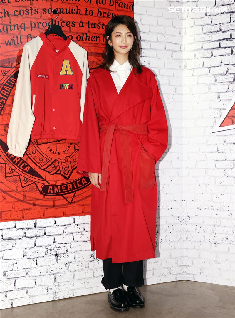 超模吳宜樺展演全新聯名時尚潮品。（記者邱榮吉/攝影）（喝酒不開車）