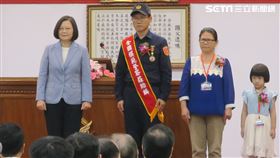 總統蔡英文頒奬給殉職鐵警李承翰的姊夫莊貽麟。（圖／記者盧素梅攝影）