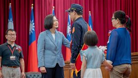 總統蔡英文頒奬給殉職鐵警李承翰的姊夫莊貽麟。（圖／總統府提供）