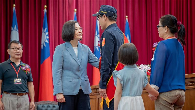 李承翰姊夫獲模範警察　蔡英文親頒獎