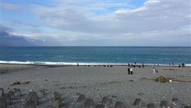 花蓮新城推曼波振興券（2）花蓮新城鄉以湛藍海面的七星潭（圖）知名，為振興地方觀光，花蓮縣新城鄉公所結合鎮內62家旅宿41家業者推出「曼波振興券」，吸引遊客到訪。中央社記者李先鳳攝　109年6月15日