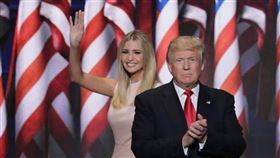 ▲伊凡卡與總統老爸。（圖／翻攝自推特）