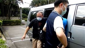 ▲網拍名店「小二布屋」前負責人陳姓男子，開庭後立刻被帶到管收所管收。（圖／翻攝畫面）
