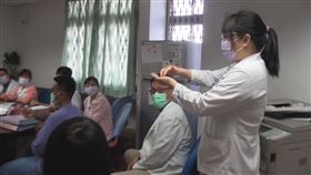 台東醫院身心科全體醫護及保全為她一人學手語。（圖／台東醫院提供）