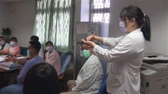 為她一人練手語　台東醫院23人甘願
