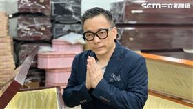 詹惟中捐棺。（圖／經紀公司提供）
