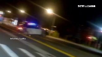 街頭上演玩命關頭？警車騰空飛越落地