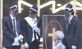 反骨男孩「塗黑臉」玩黑人抬棺！戴維斯怒轟：你們太噁心了（圖／翻攝自反骨男孩IG）