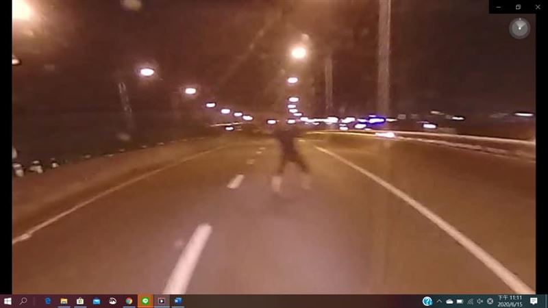 86公路突竄揮手人影…連2車險撞上