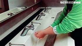 為因應武漢肺炎（COVID-19、新冠肺炎）疫情，國道各服務區109年4月1日起將全面提升防疫措施，除將公廁洗手台更換為感應式水龍頭，並調整出水量以提供用路人正確洗手服務外，亦配置紅外線熱像儀及額溫槍；此外，也會針對進入服務大廳民眾全面量測體溫，確保公共場站安全。（圖／高公局提供）