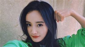 楊冪現身機場。（圖／翻攝自微博）