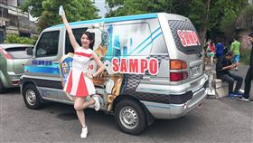 國產家電品牌聲寶派出智慧空調補水車與水女孩，沿途發放海洋深層礦泉水，為虔誠遶境的信眾補水、保平安。（圖／聲寶提供）