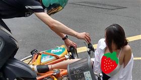 台北,Ubike,爆乳妹,跌倒（圖／翻攝爆廢公社）