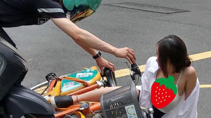 白衣爆乳妹摔車　網傻眼：長輩太胸狠