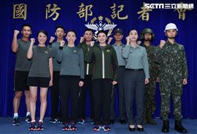 陸軍司令部研改團隊完成各式服飾。（圖／記者邱榮吉攝影）