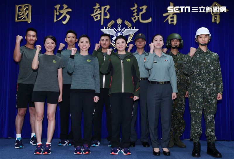 陸軍司令部研改團隊完成各式服飾。（圖／記者邱榮吉攝影）