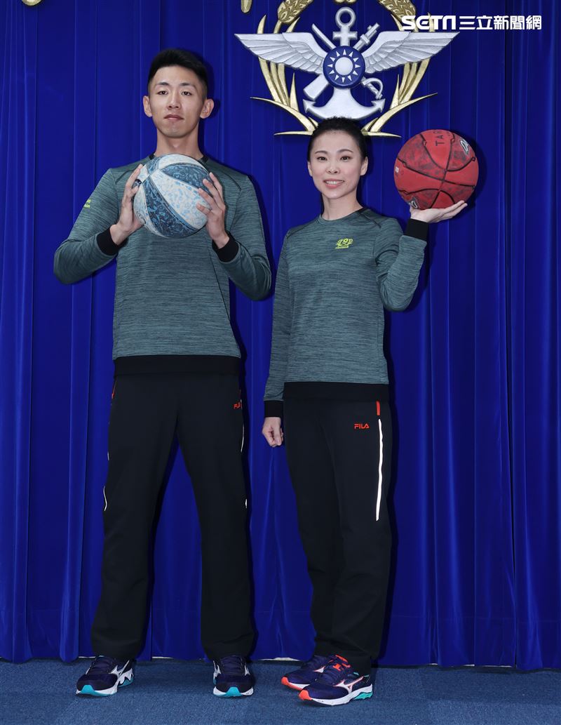 陸軍司令部研改團隊完成「運動服裝」。（圖／記者邱榮吉攝影）