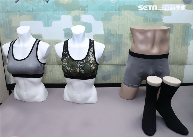 陸軍司令部研改團隊完成女性運動內衣。（圖／記者邱榮吉攝影）