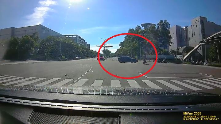 新畫面曝光！騎士高速猛撞左轉車亡